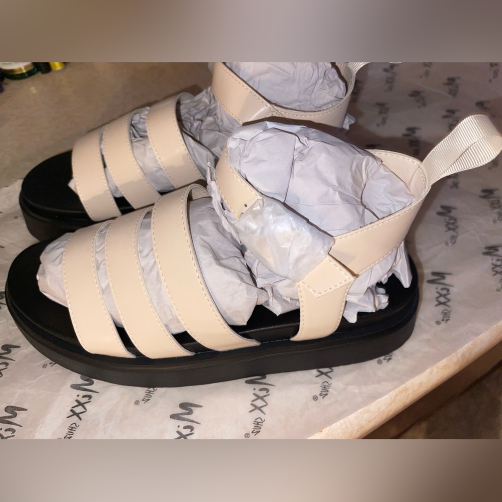 Women’s blush color medium height platform sandel